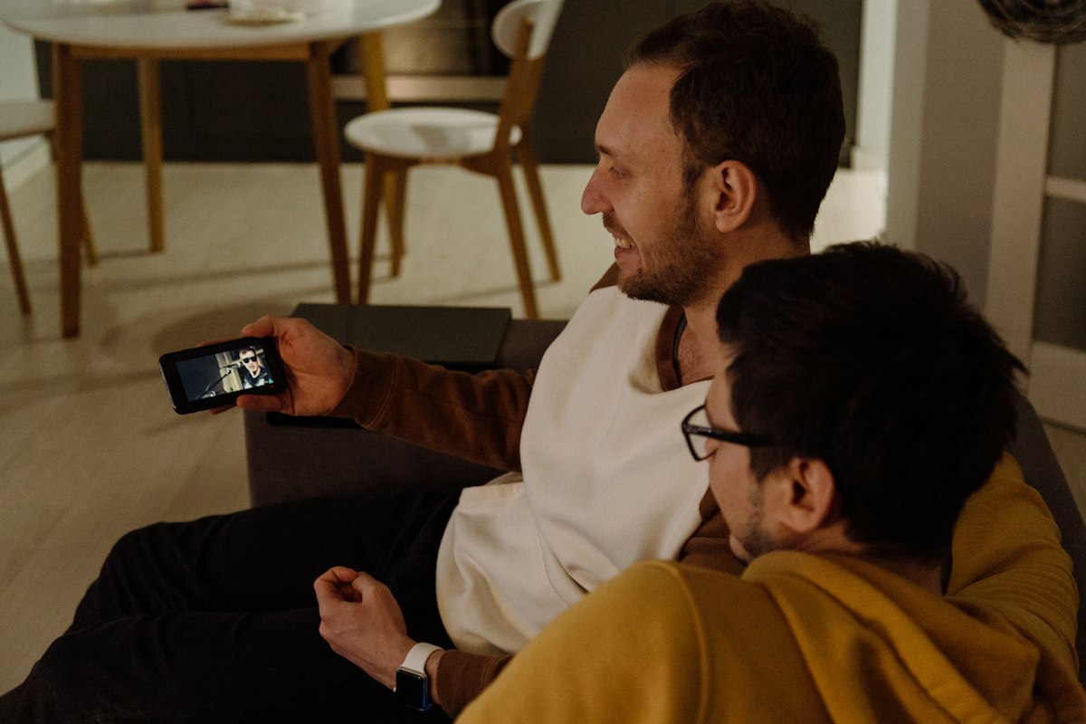Persona che utilizza uno smartphone