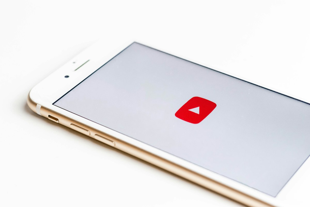 Persona che utilizza uno smartphone