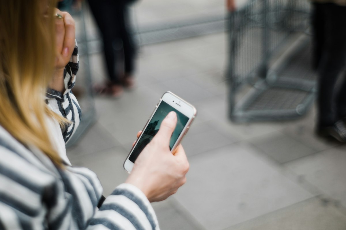 Persona che utilizza uno smartphone