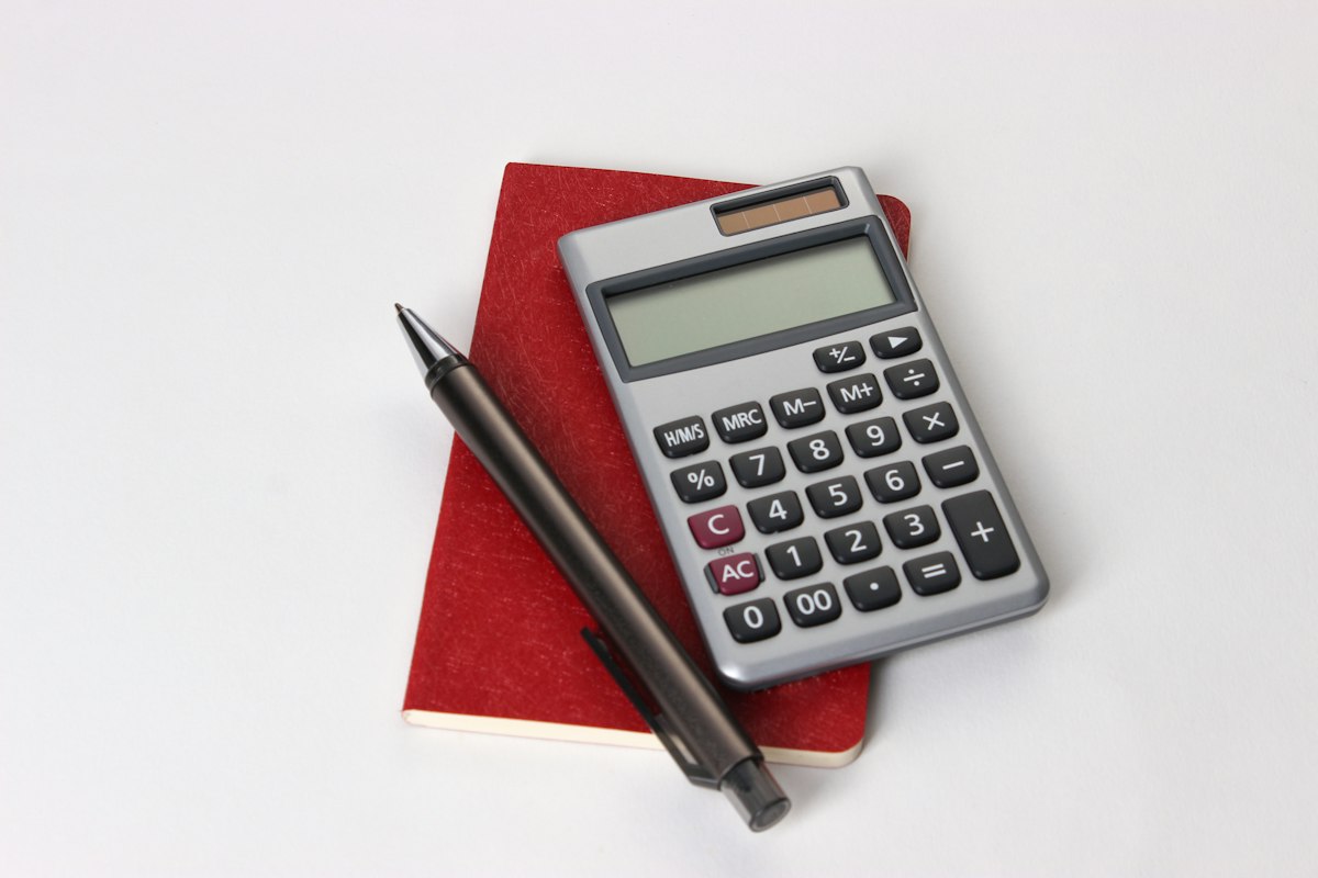 Calcolatrice e appunti per organizzare le spese