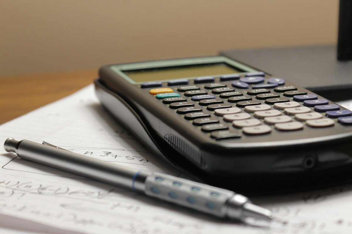 Calcolatrice e appunti per organizzare le spese