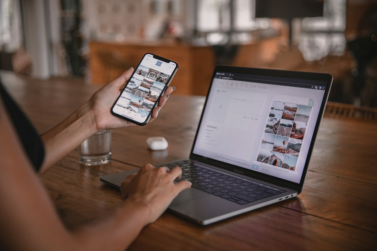 Dispositivi digitali su una scrivania