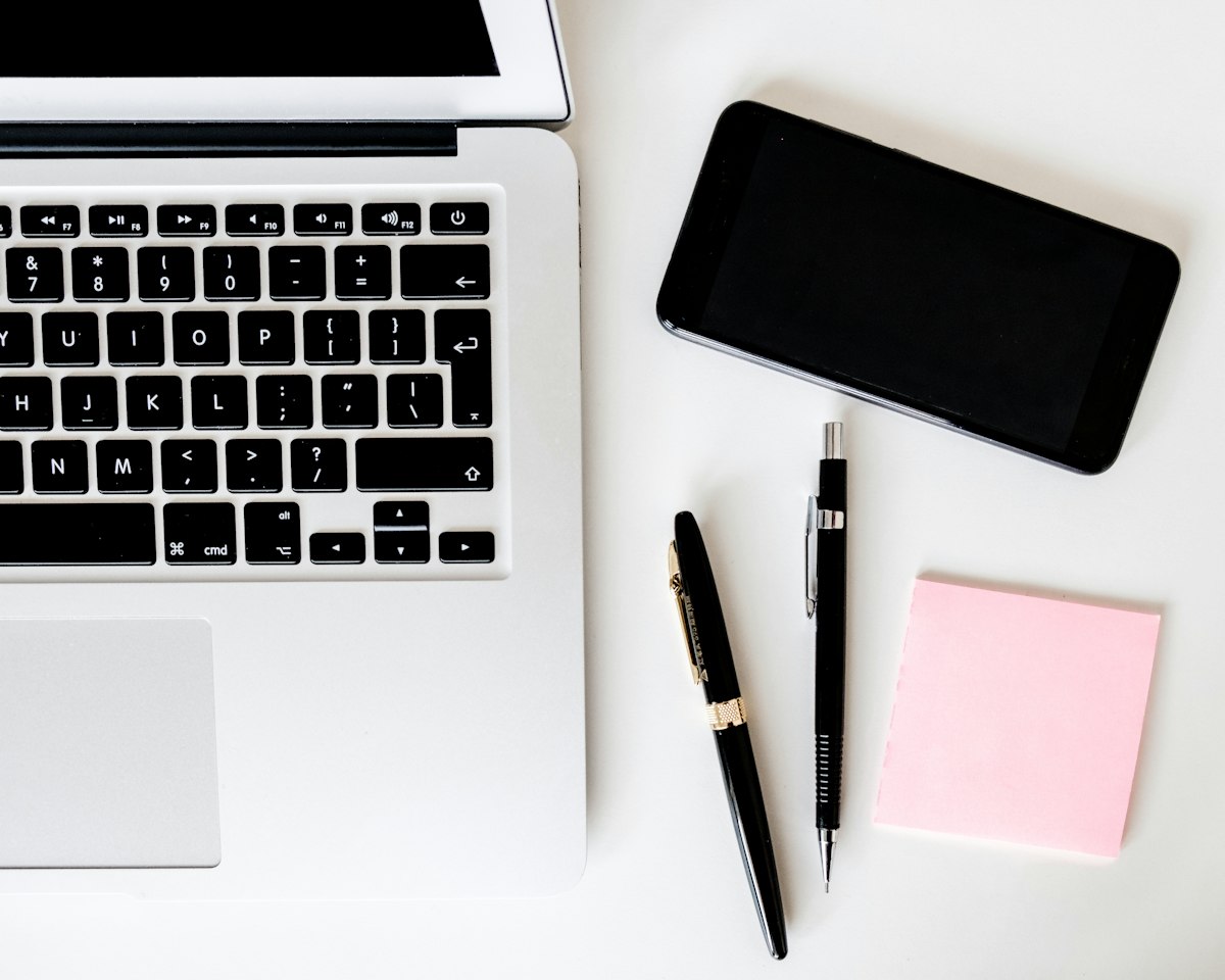 Dispositivi digitali su una scrivania