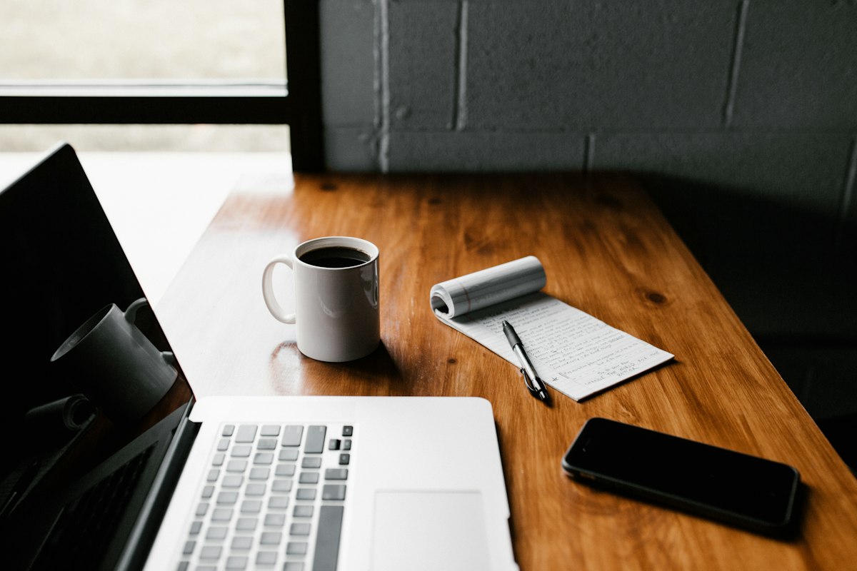 Dispositivi digitali su una scrivania