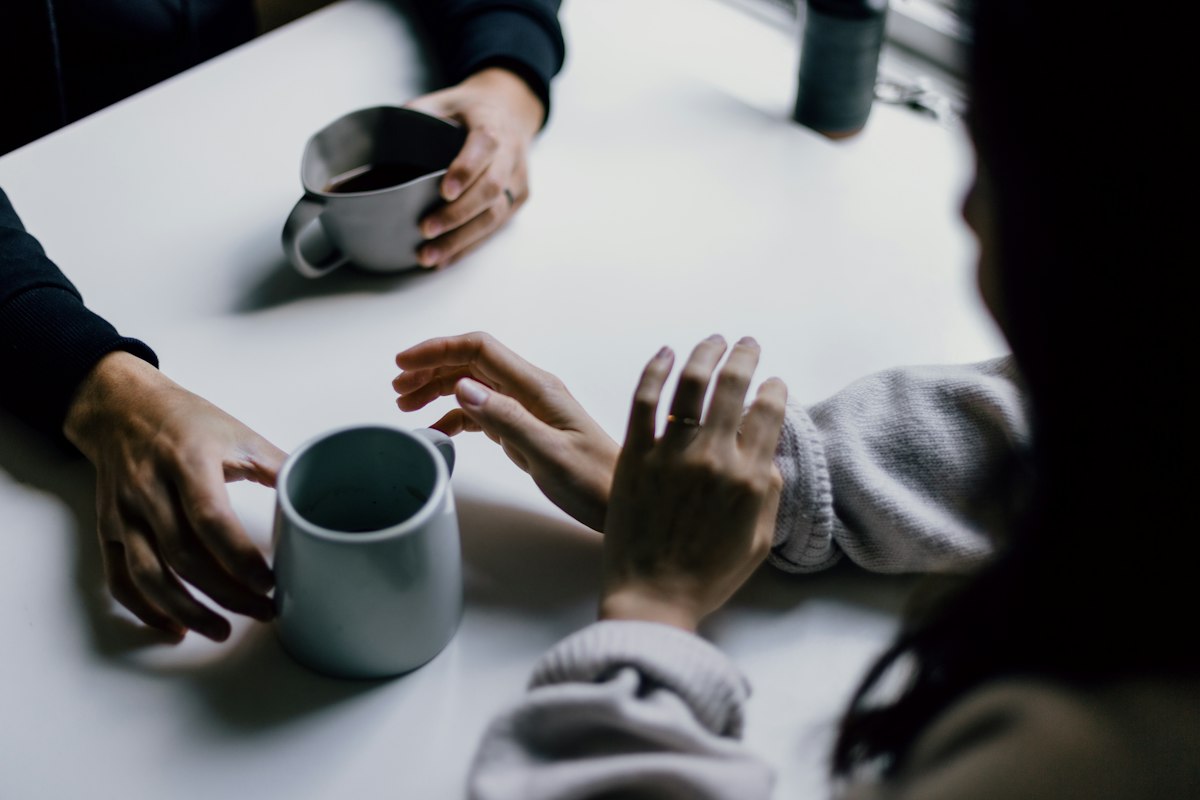 Persone in un contesto di conversazione